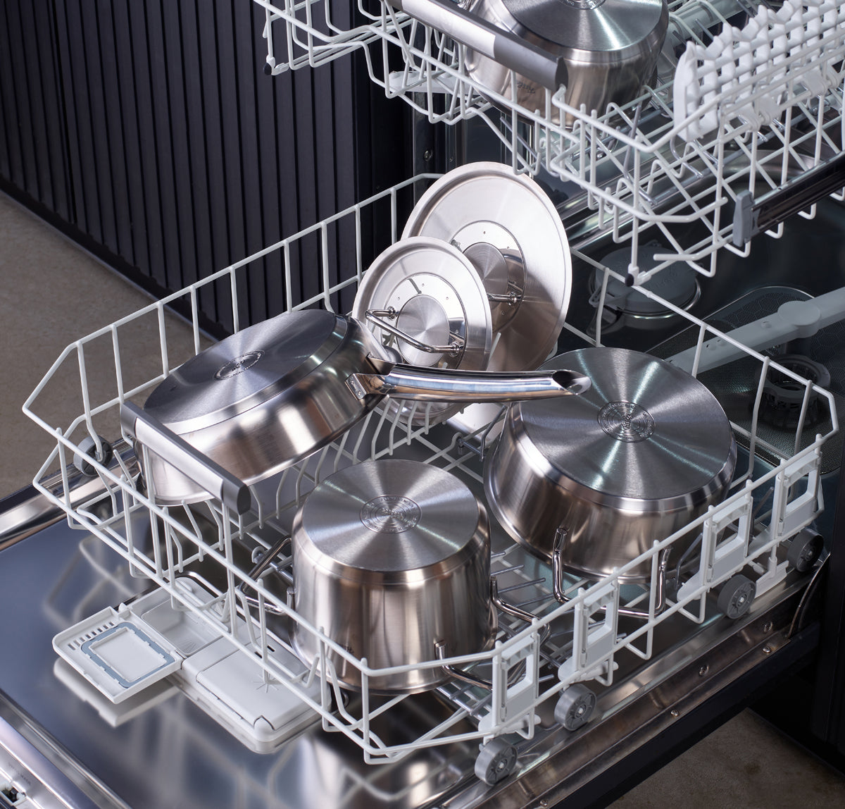 Fissler ラウンドポット19cm 鋳物ホーロー鍋 フランス製 Fissler Pure Collection Rondeau with Metal Lid | Fissler